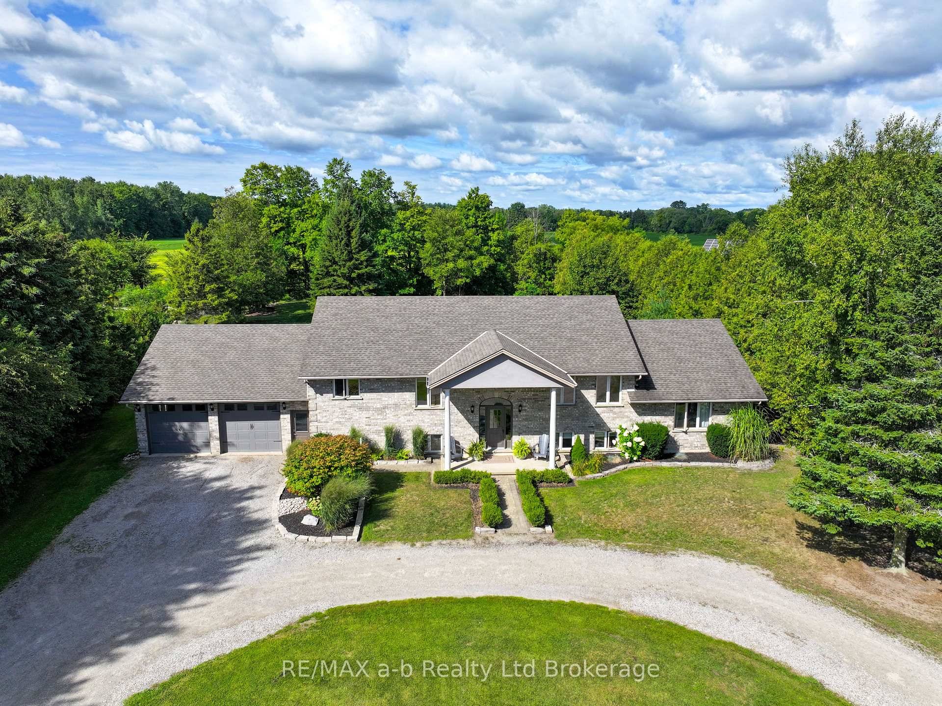 First time on the market, this raised bungalow in Hawtrey just outside of Otterville, Norwich and Delhi, is an excellent home for your family !