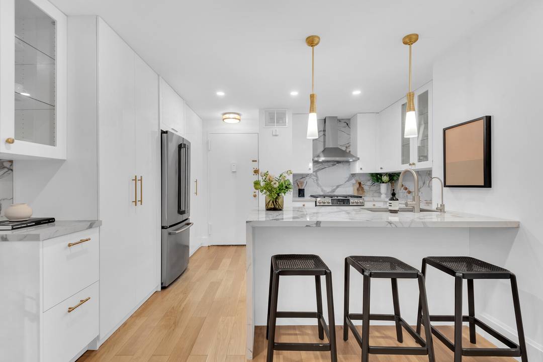 SHOWINGS BEGIN SUN MAY 17 OH 12 1 30 Residence 428 at The Victoria is north facing, extra large 1 bedroom in the heart of Union Square, offering a truly ...