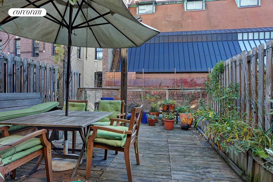 If you're on the hunt for a proper two bedroom home in Brooklyn Heights, you're probably aware that finding a private outdoor area is quite a challenge !