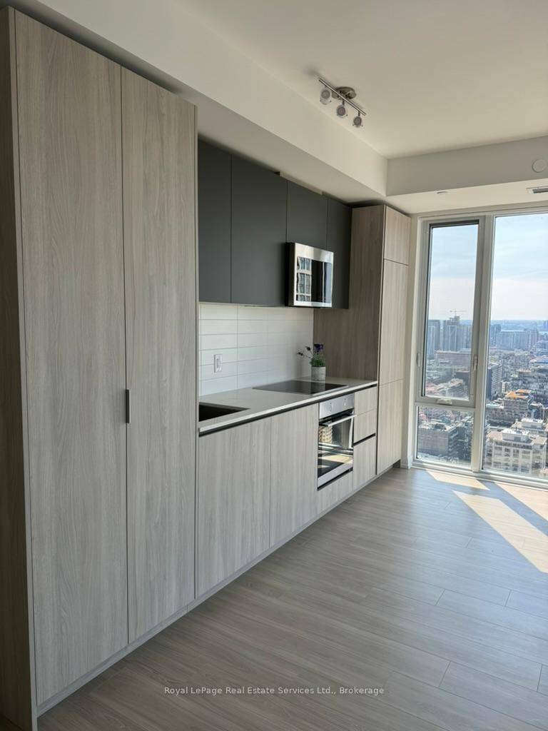 Bright and Beautiful 2 Bedrooms, 2 Full Baths Corner Unit in Trendy Encore in the heart of Toronto's Entertainment District and only blocks away from the Financial District.