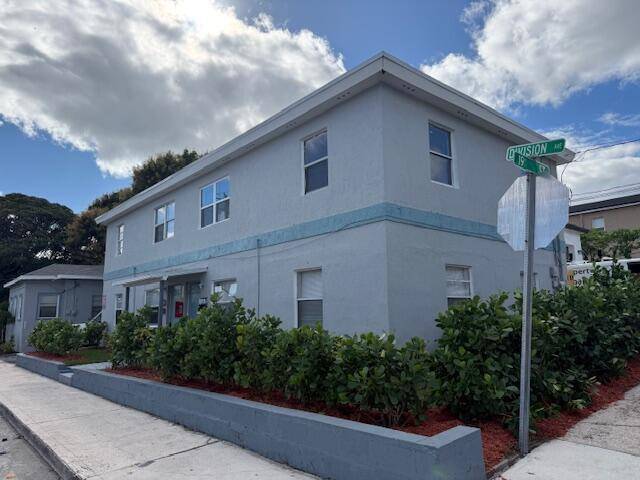 This well maintained 5 unit multifamily property offers a strong investment opportunity in the rapidly growing West Palm Beach market.