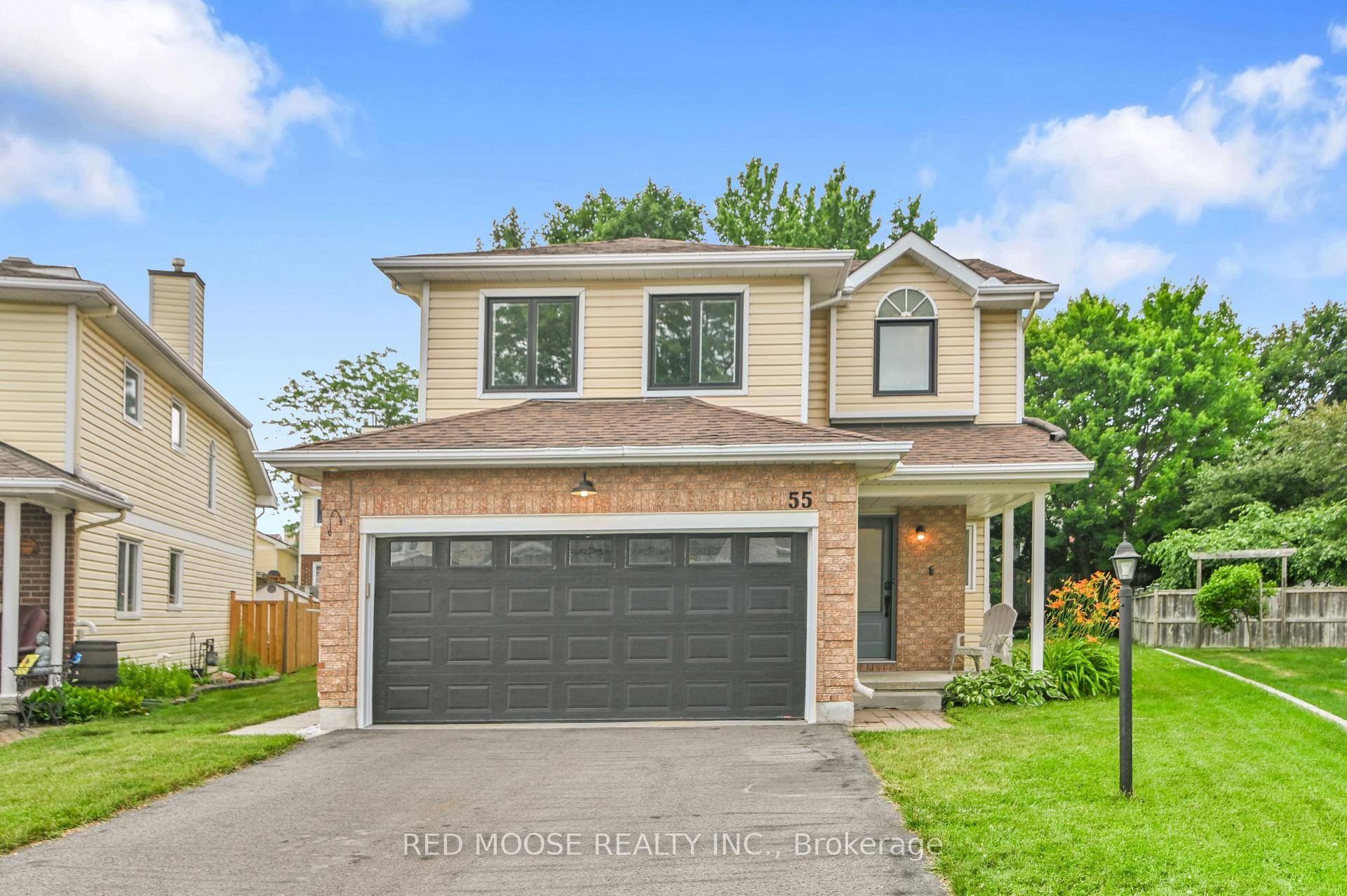 This impressive 4 bedroom, 4 bathroom, single family home is located in the desirable community of Bridlewood.