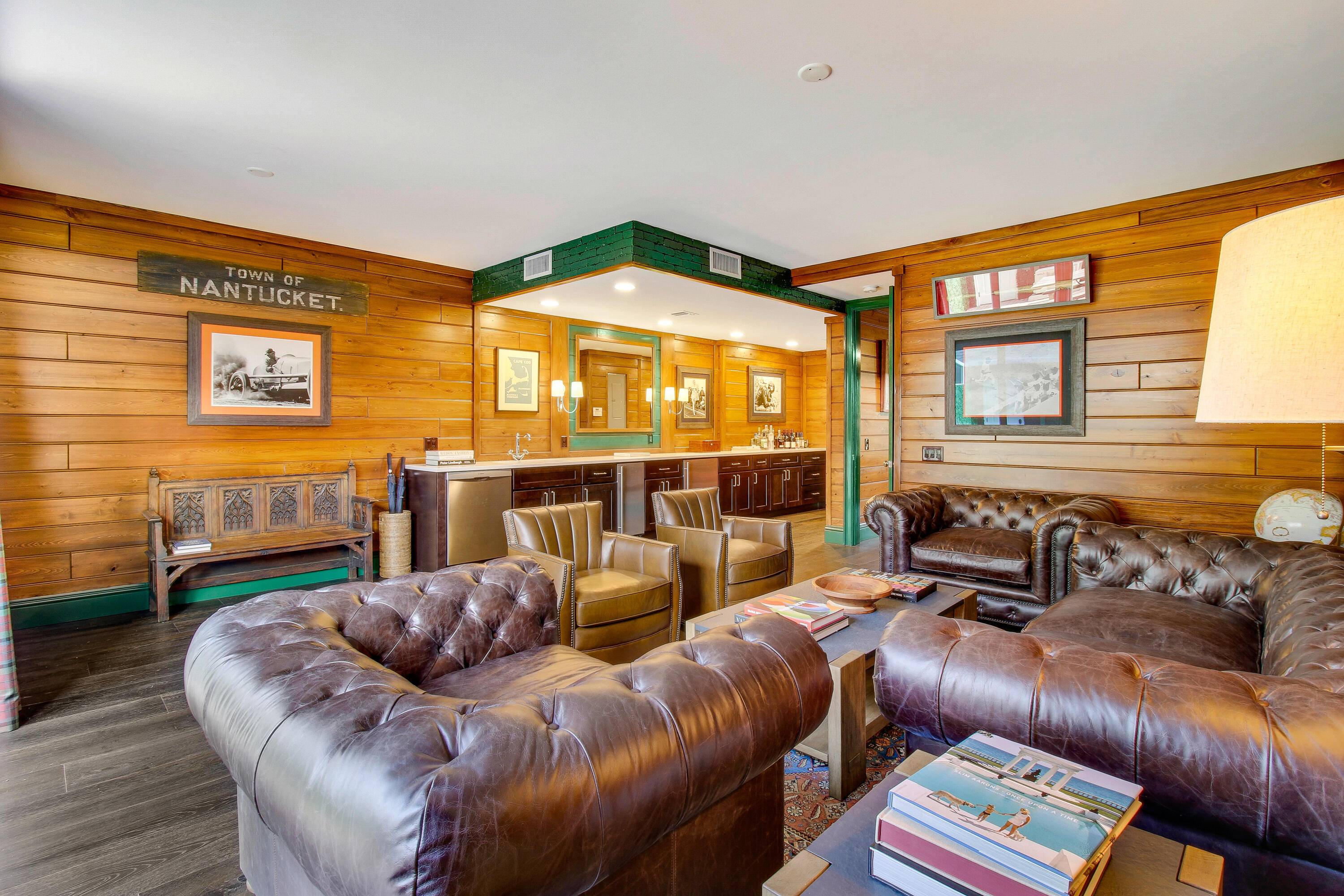 This beautifully renovated townhome, located in the Island of Abacoa, offers the perfect blend of a cozy retreat and the vibrant lifestyle of Jupiter, Florida.