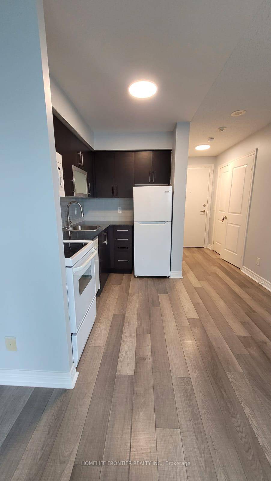 Enjoy urban convenience in this cozy bachelor suite, ideally situated just steps from Scarborough Town Centre, offering access to a wide range of shops, dining options, and entertainment.