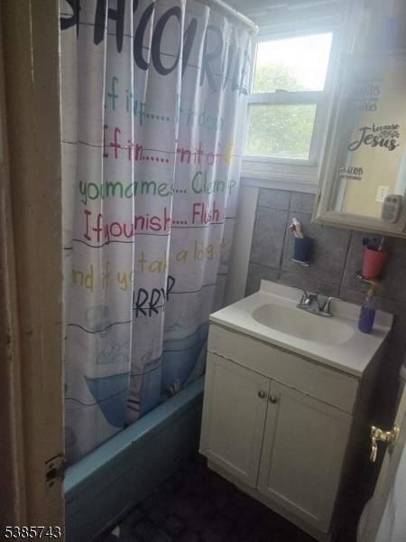 WELL KEPT HOME WITH PARKING YES PARKING QUIET BLOCK, NEAR, BUSLINE, WALKING DISTANCE TO THE LIGHTRAIL TRAIN.