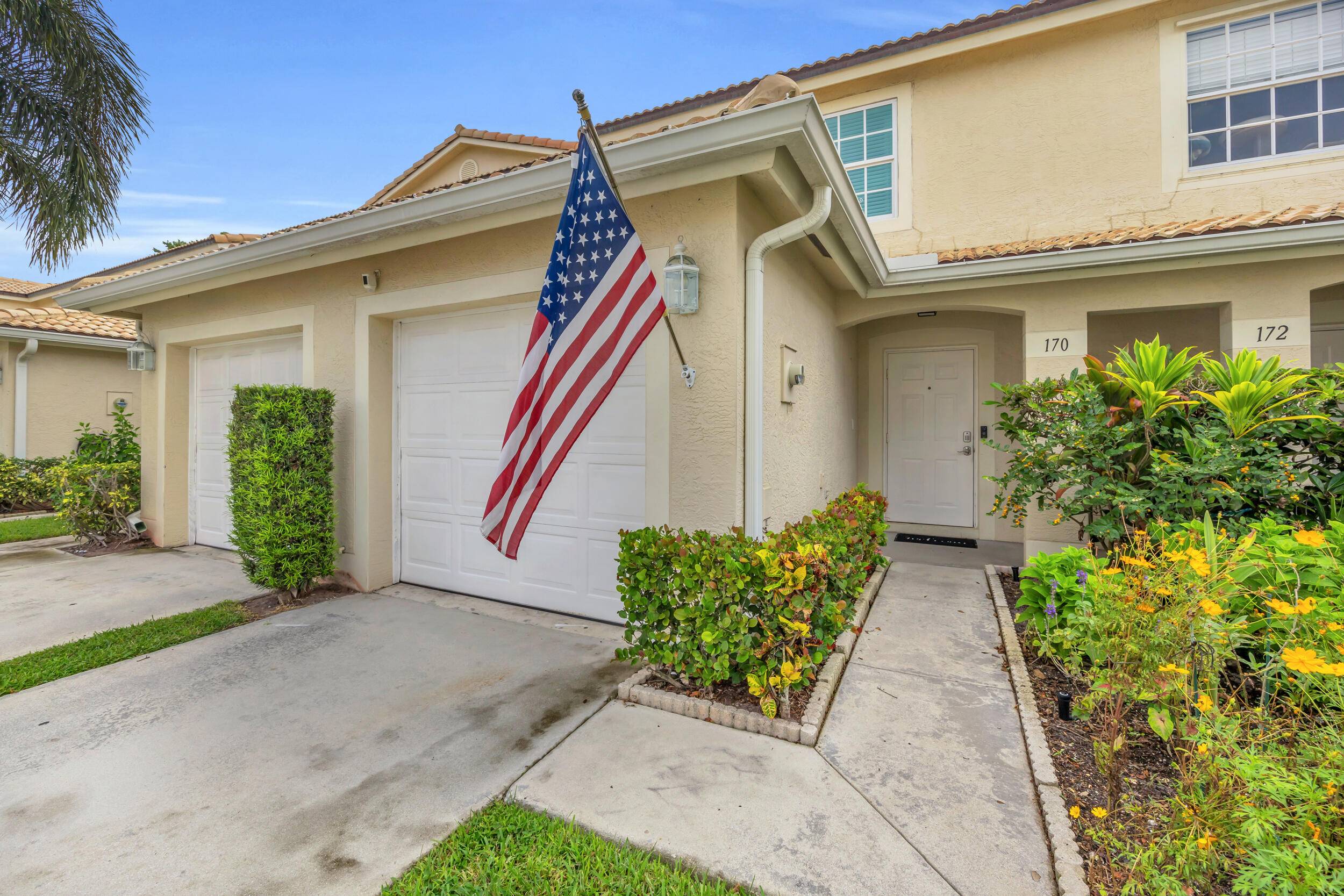 Move into your desirable Timberwalk home and enjoy upgrades galore !