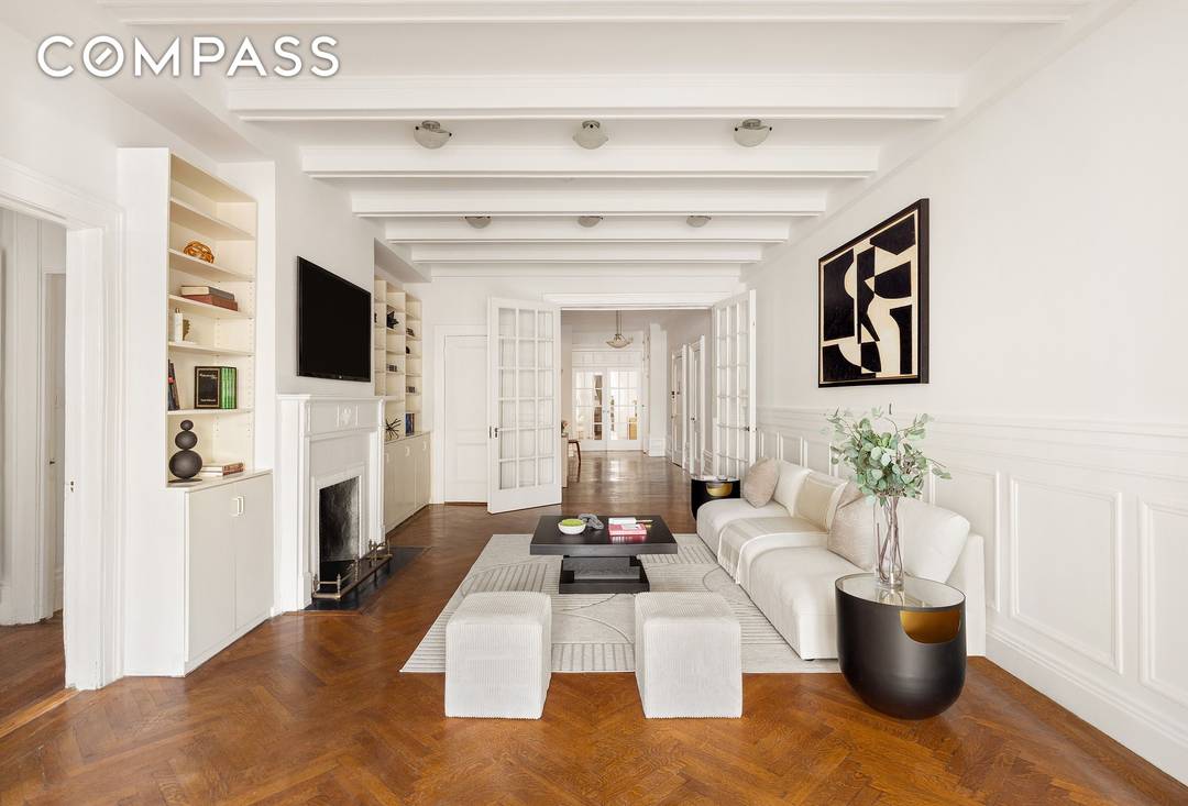 FIRST SHOWINGS APRIL 1st 48 HR NOTICE REQUIRED TO SHOW DUE TO GUESTS IN PLACE.