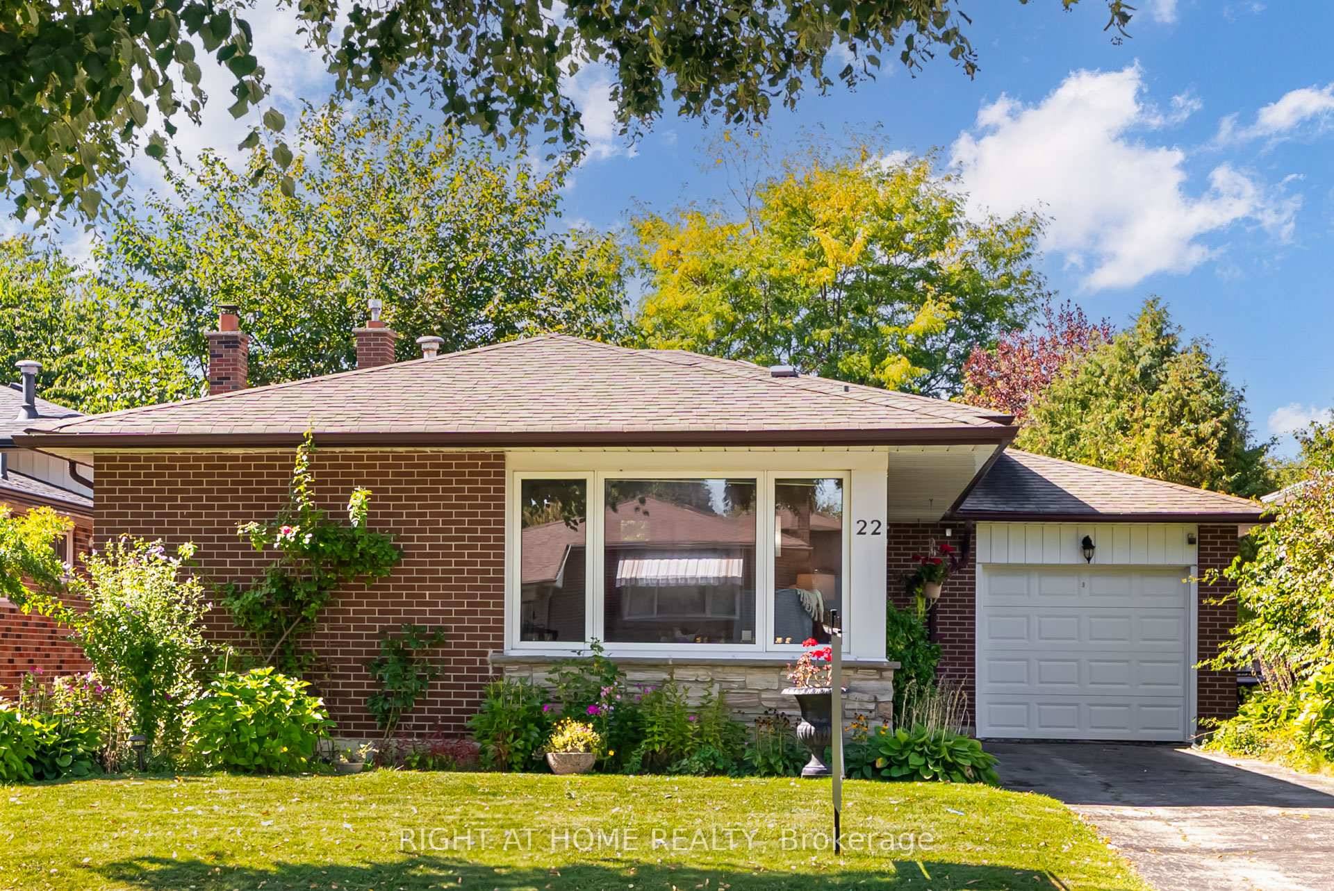 Welcome to 22 Rainier Square, a charming backsplit located on a quiet, family friendly street.