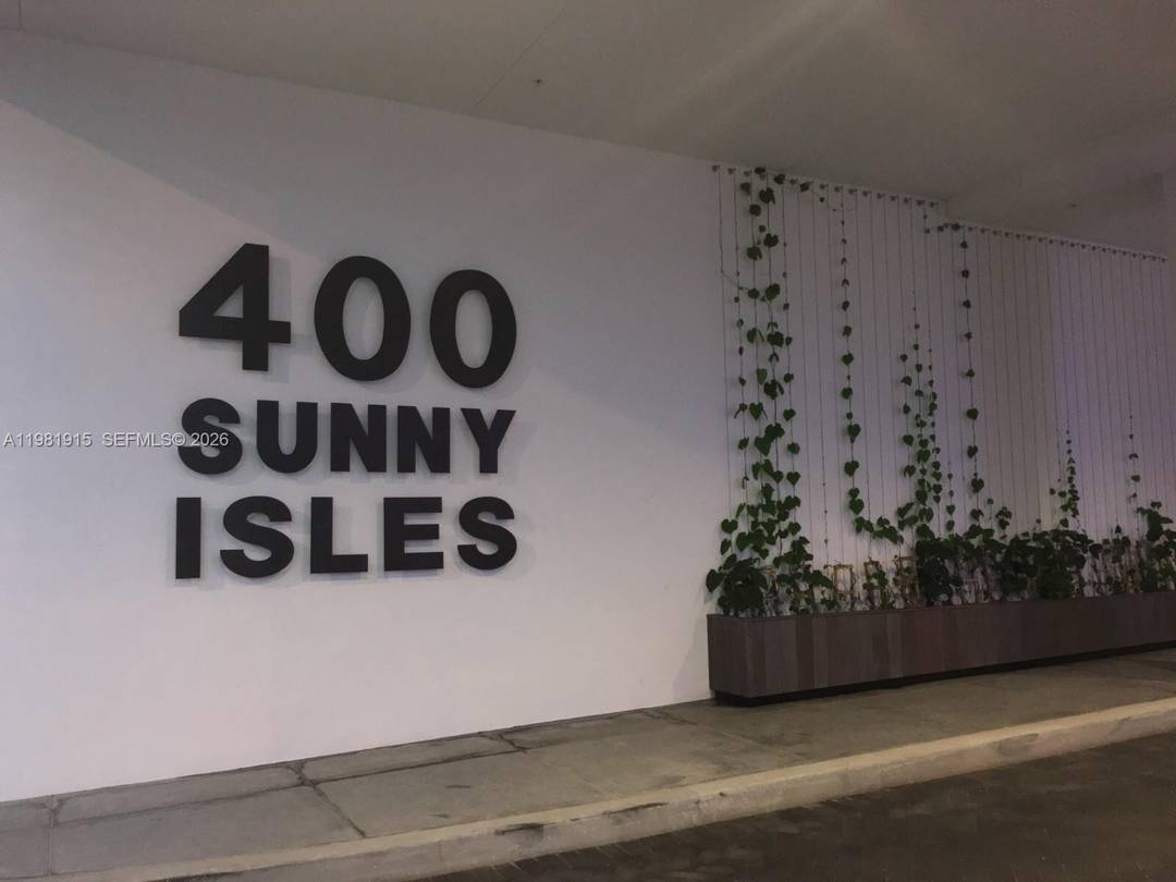 Residence 1701 at 400 Sunny Isles offers spectacular panoramic views of the Intracoastal Waterway, ocean, and city skyline from this high floor corner residence.