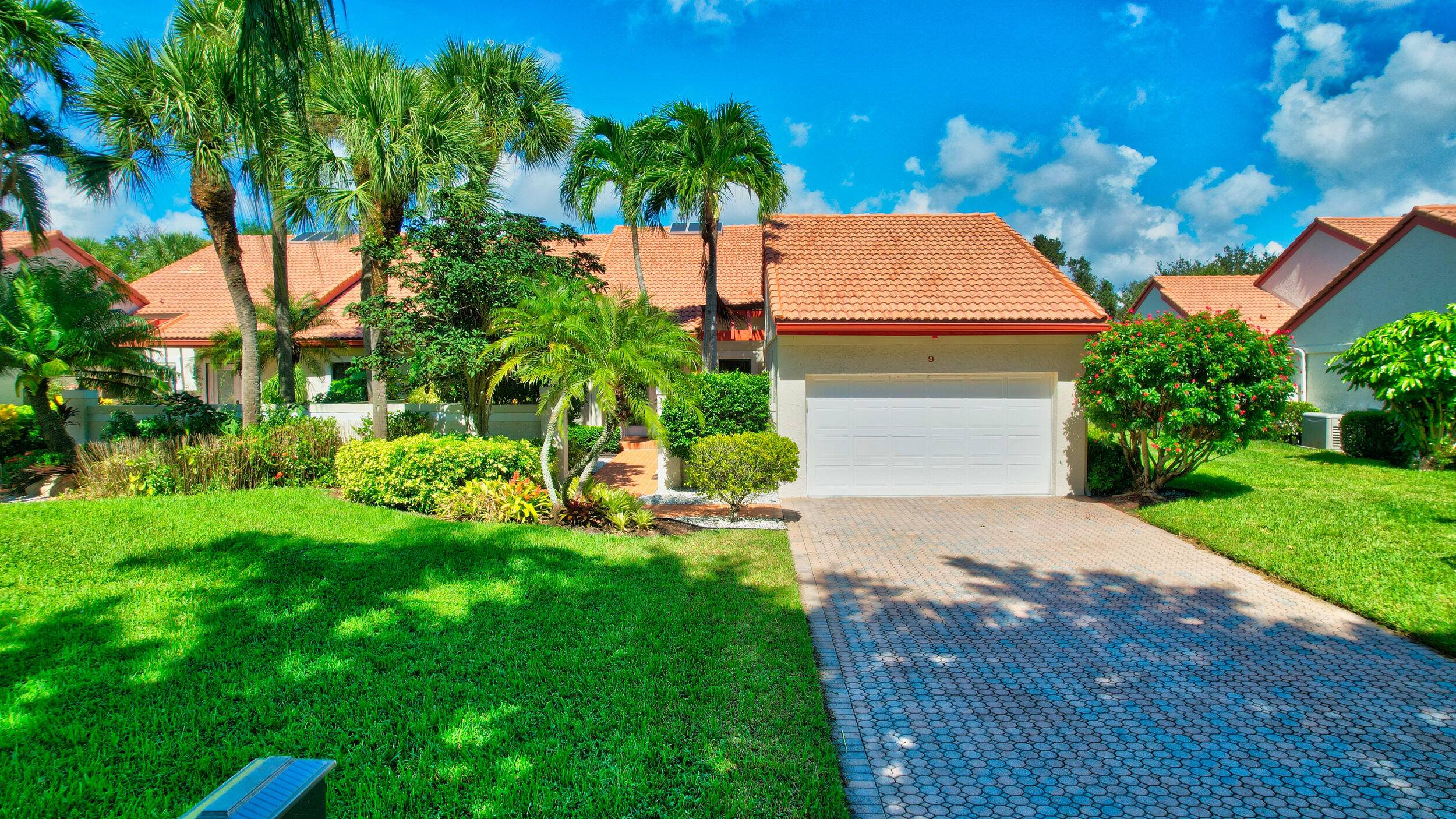 This 3BR Convertible, 2. 5 bath Villa is located in the very desirable Windsor section of Hunters Run, has a fantastic golf view from your enclosed rear patio.