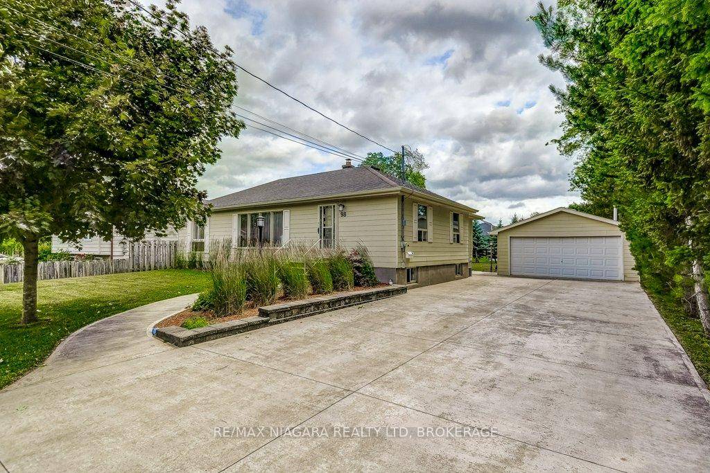 This spacious bungalow offers 1, 575 sqft of main floor living and sits on an incredible 75 x 173 ft tree lined, high and dry, pool sized lot in one ...