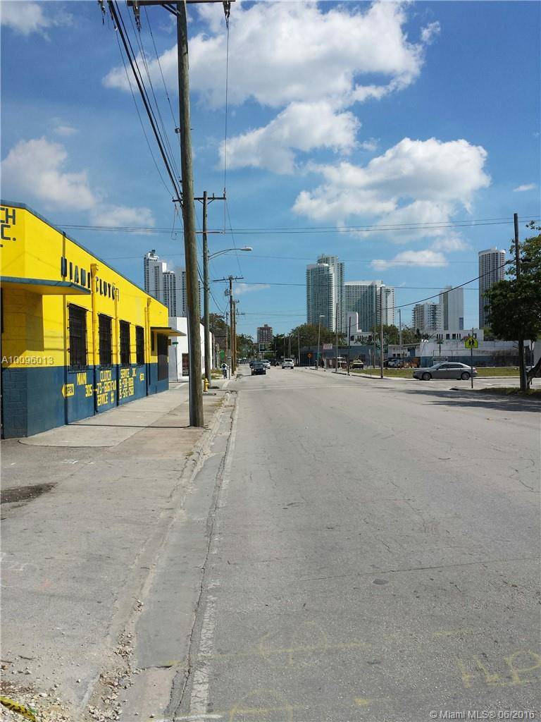 ATTETIONS BUILDERS, DEVELOPERS, INVESTORS Development opportunity Close to Wynwood area and Omni Area 2 assembled lot on 20St total 20625 Sq.