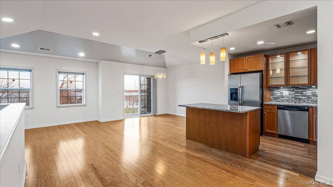 Beautiful and spacious top floor 3 bedroom condo featuring 2 bathrooms and a private terrace with over 1278 square footage of space.