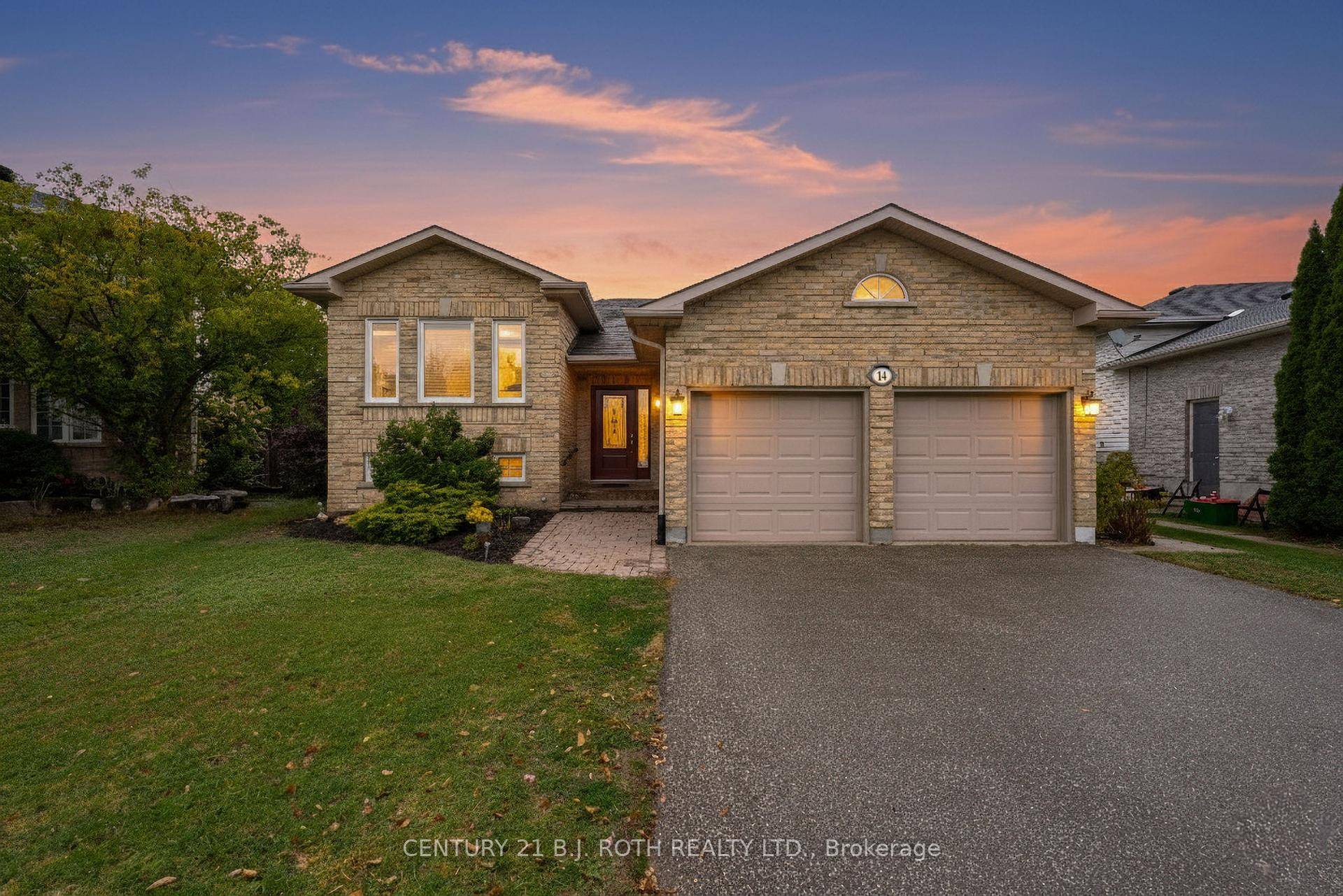 This well maintained detached bungalow offers 3 bedrooms and 2 bathrooms on a large, fully fenced pie shaped lot.