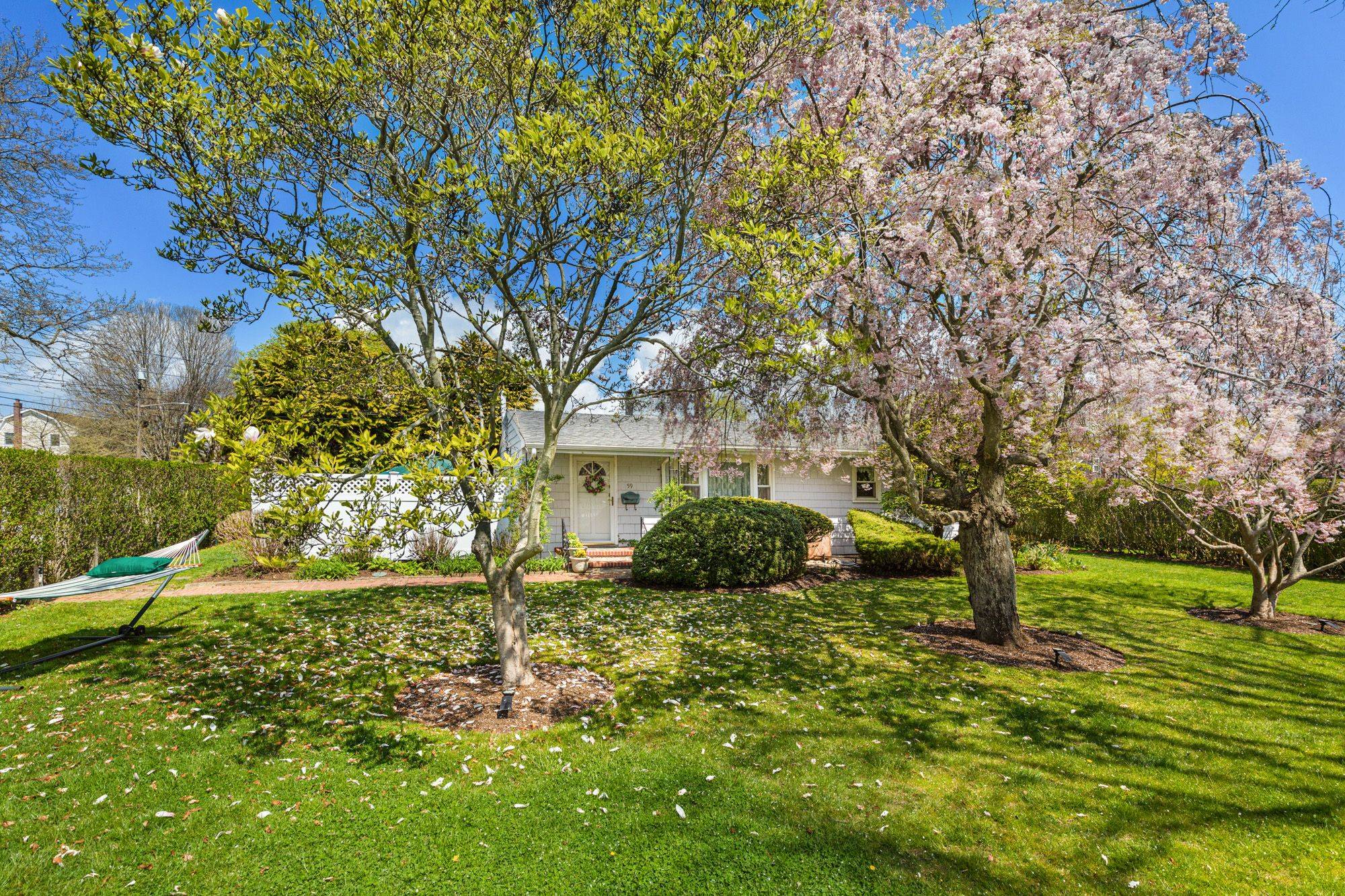 Welcome to our cozy 3 bedroom, 2 bathroom Hamptons home, located south of the highway !