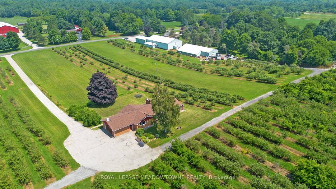 This extraordinary countryside estate set on 37.