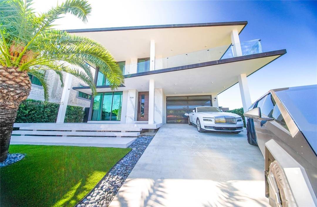 Discover unparalleled waterfront luxury in this 2022 modern masterpiece showcasing mesmerizing Biscayne Bay and Miami skyline views.