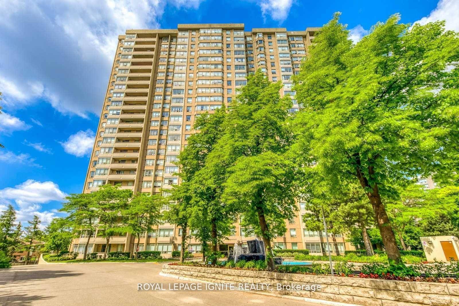 Spacious Corner 3 Bedrooms End Unit Plus Huge Solarium, 1 416 Sq Ft Bright unit with modern kitchen, 2 full baths, ensuite laundry and parking.