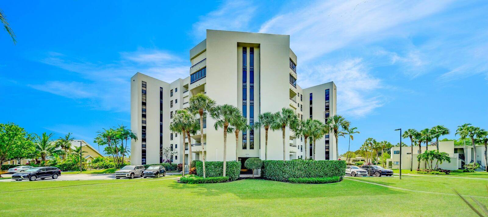Beautifully renovated 2 bedroom, 2 bath condo with 1, 388 sq ft under air, located in the highly desirable Boca Del Mar area.