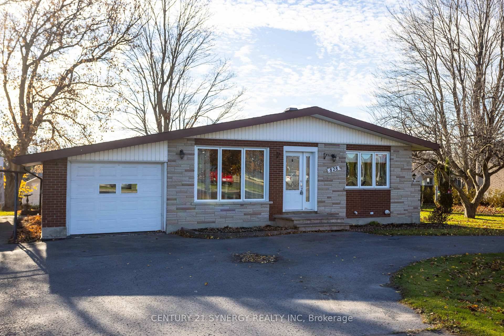 AVAILABLE JUNE 1ST ! ALL INCLUSIVE 2 Bed, 2 Bath MAIN FLOOR UNIT in Downtown Embrun.