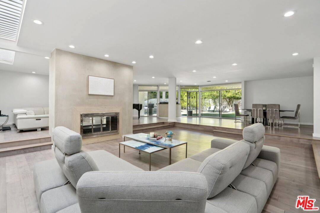15539   Hamner Dr 4.0 Bel Air LA