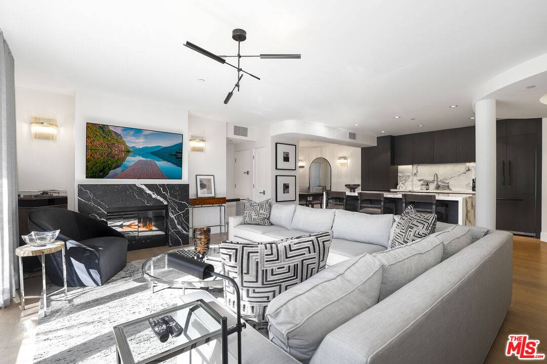 122  N Clark Dr 2BR Beverly Grove La