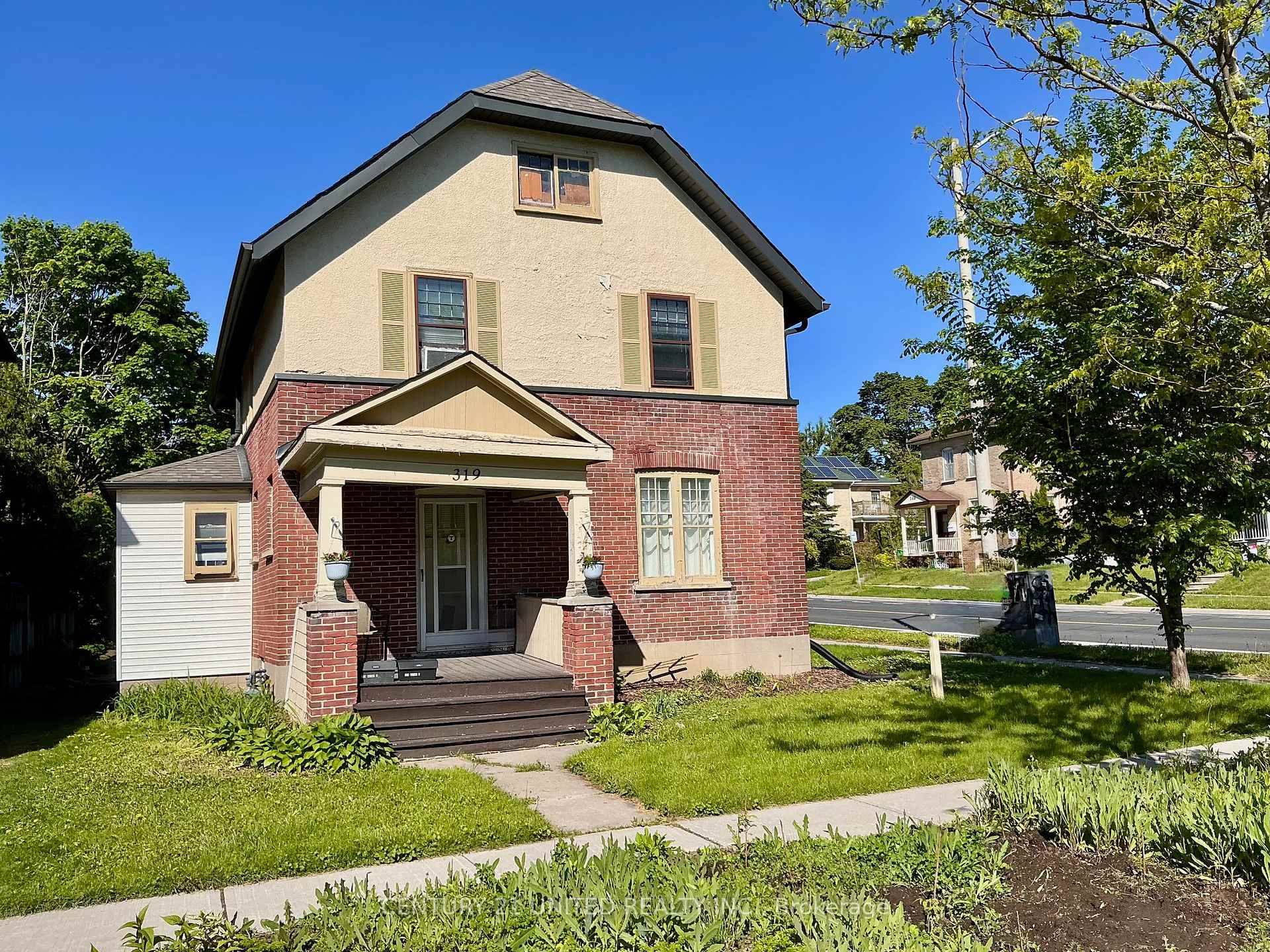 This charming AVENUES duplex has loads of character perfect for investors, contractors or first time buyers looking to get into the market while getting income from the second apartment.