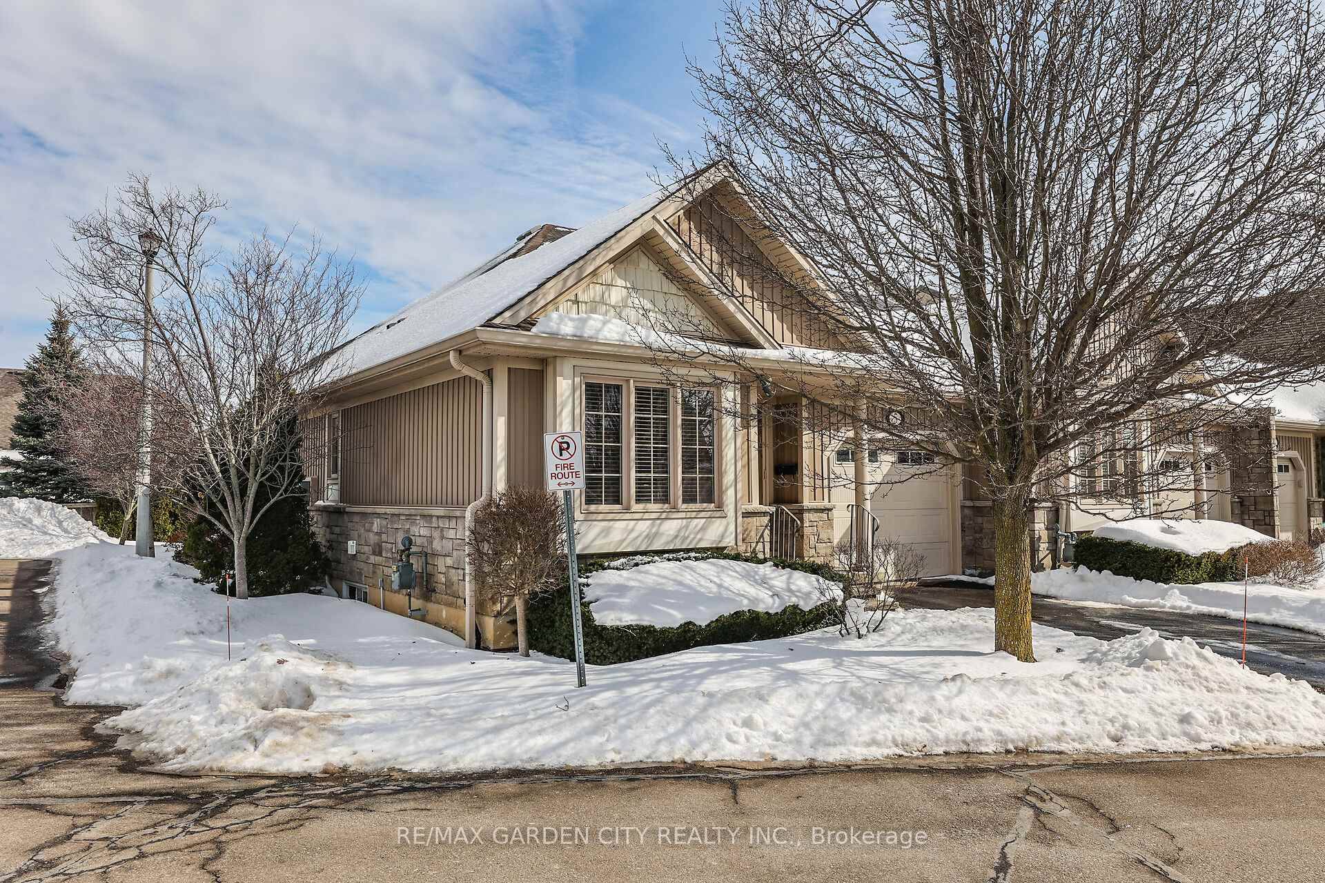 Excellent North End Town House, close to shopping, QEW and canal walking path.