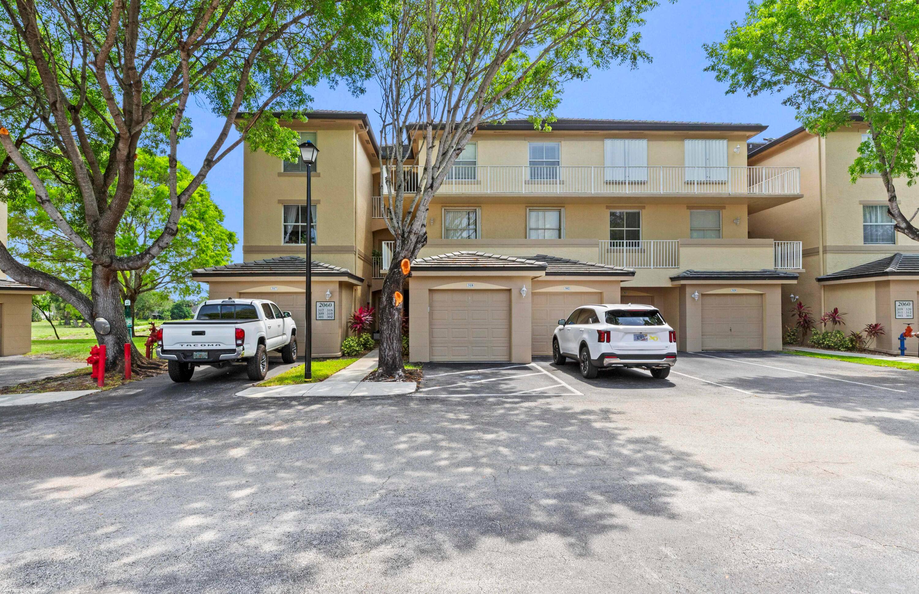 At just 2 miles to Wellington International, this is the perfect rental for those needing to get back and forth with ease during season.