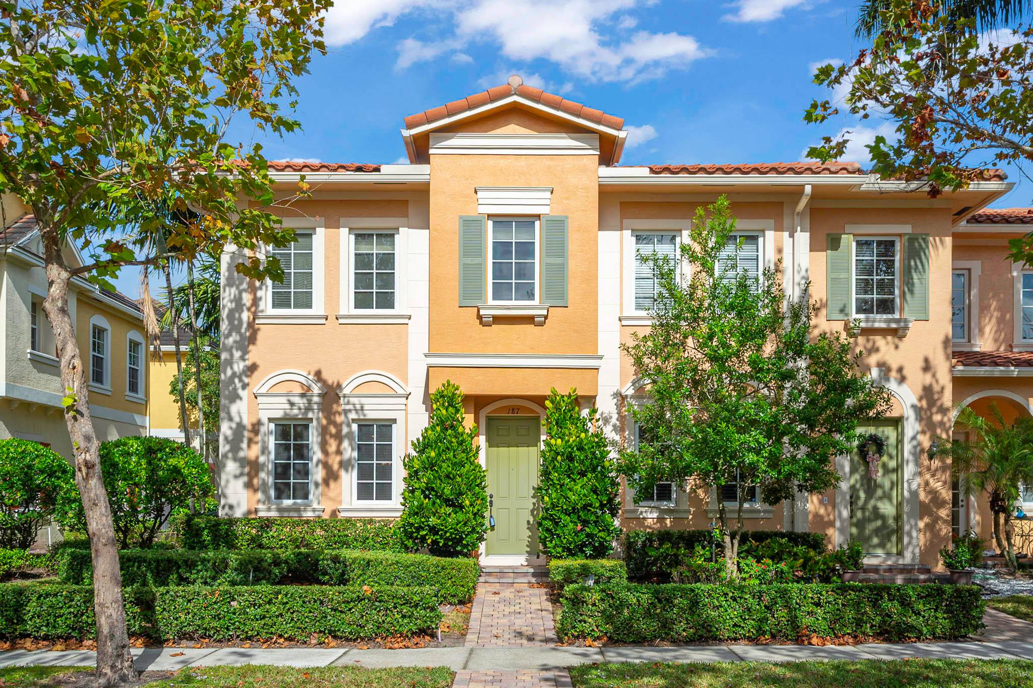 Beautiful end unit townhouse in Canterbury Place !