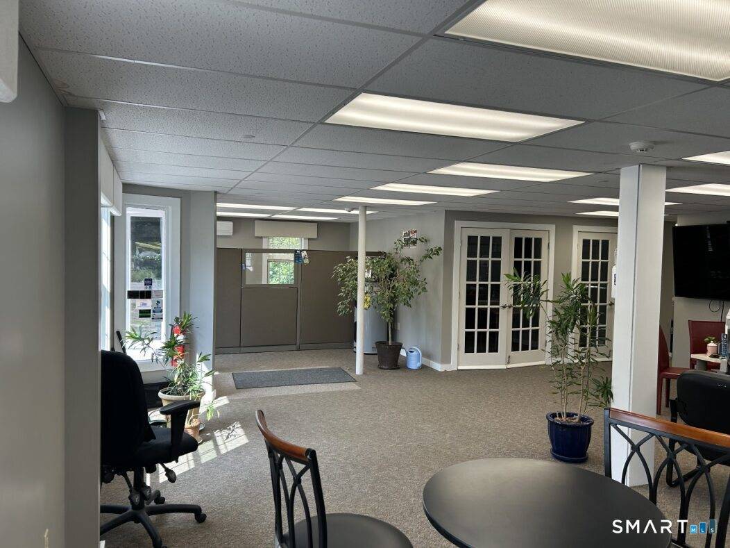 Well Equipped commercial property in the heart of Historic Bantam !