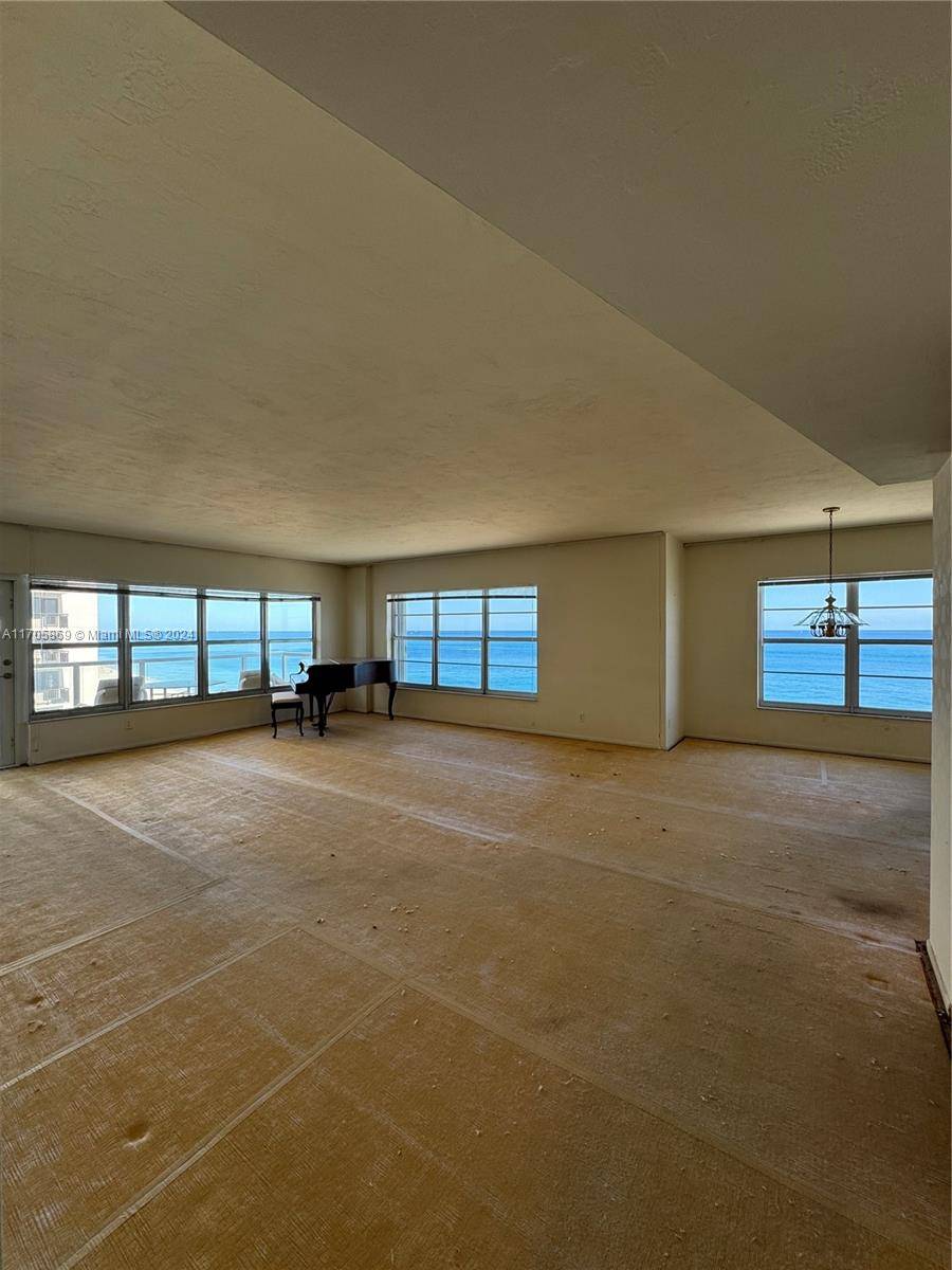 CORNER UNIT FRONT OCEAN VIEW !