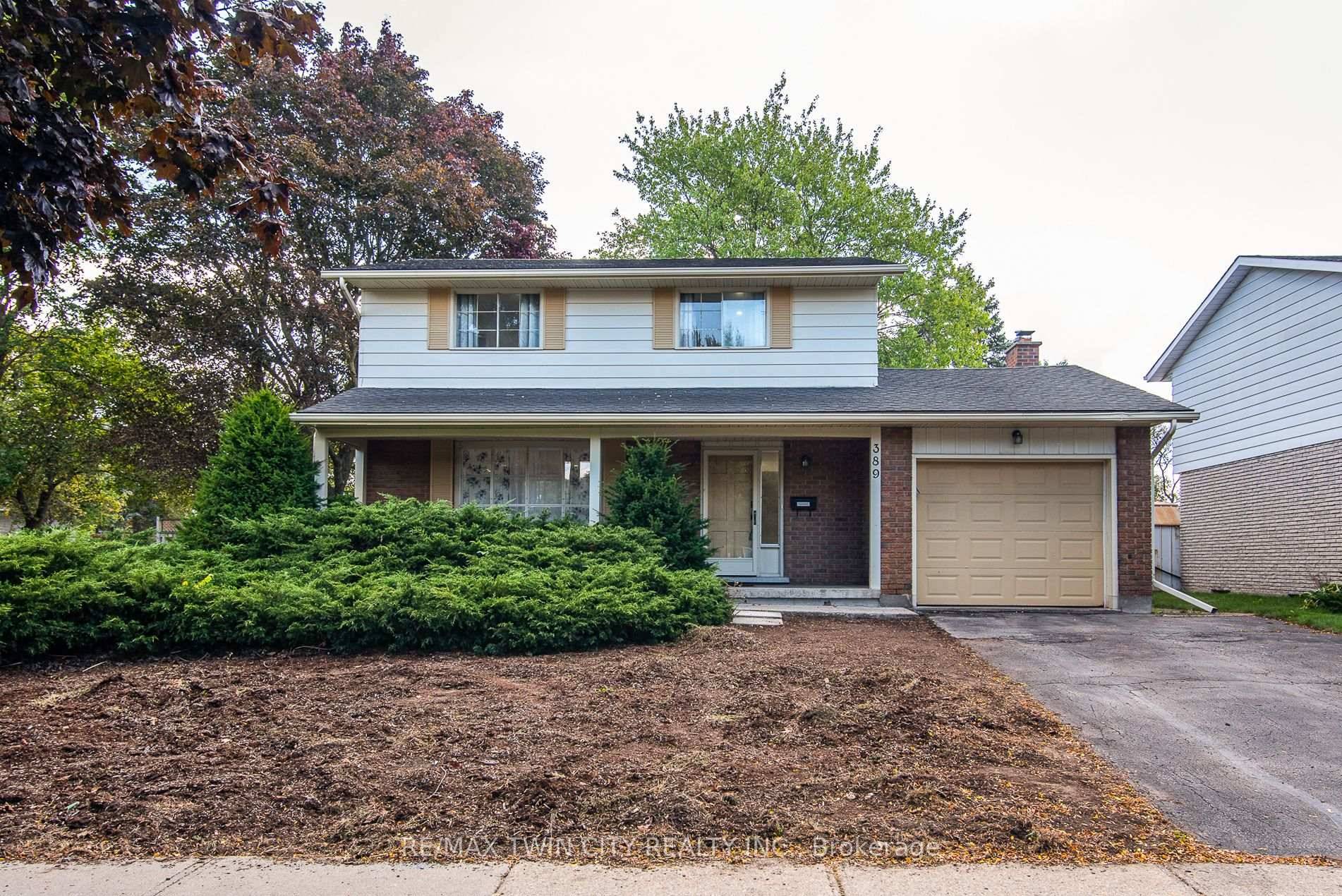 Welcome to this fabulous home on a spacious corner lot in Lincoln Village a vibrant, family friendly neighbourhood that truly has it all !