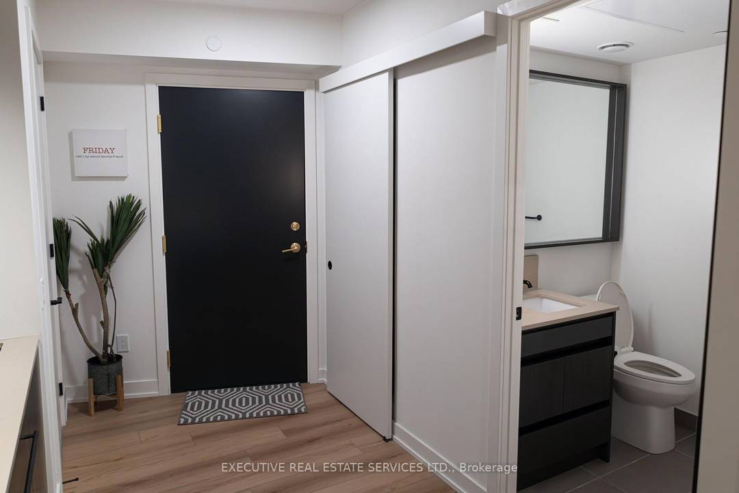Experience the best of Toronto living in this beautifully finished 1 bedroom suite with a desirable north facing exposure, located in the heart of Trinity Bellwoods.