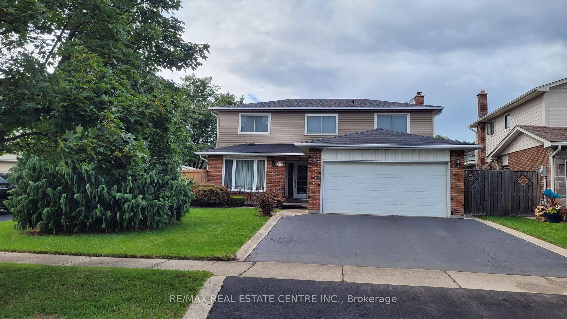 Welcome to this spacious and beautifully maintained 4 1 bedroom detached home in the desirable Dorset Park neighbourhood !