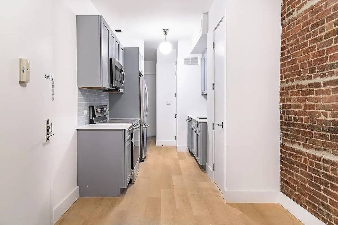 Welcome to 46 32 Vernon Blvd, Unit 2A.