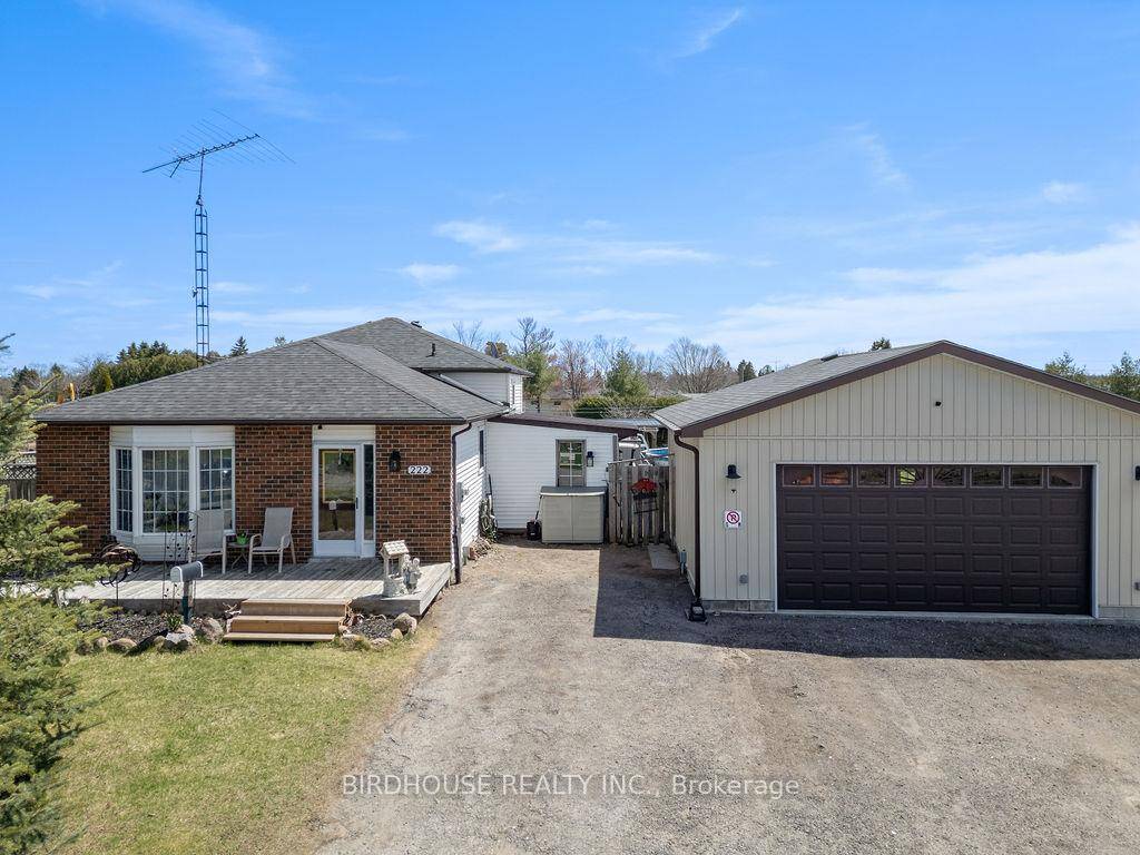 Spacious 4 bedroom 2 bath home with 24' x 24' heated garage in Pontypool !