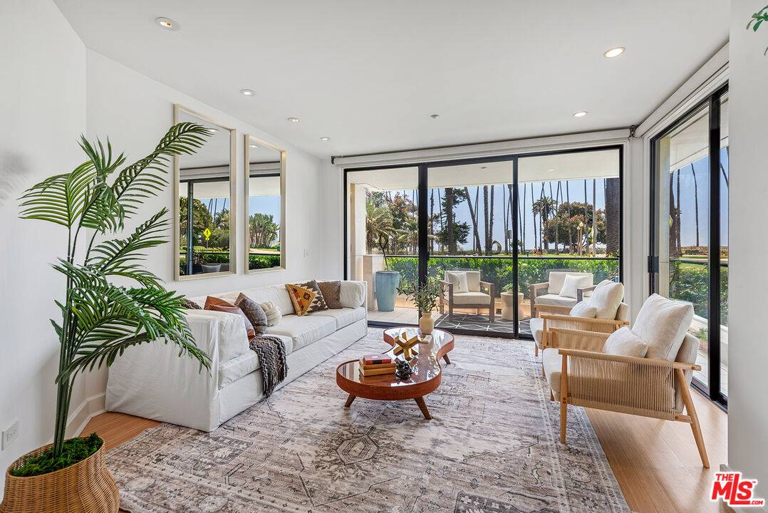 701 Ocean Ave 2BR Pacific Palisades La