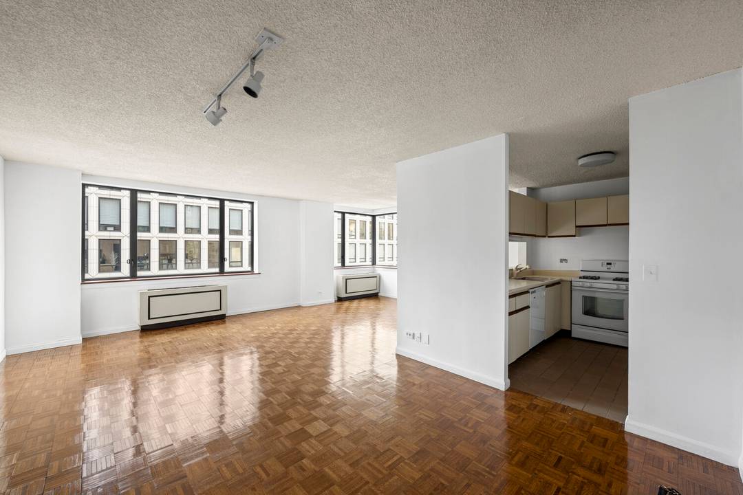 Your exceptional urban retreat at 30 West 61st Street, Unit 21F is here !