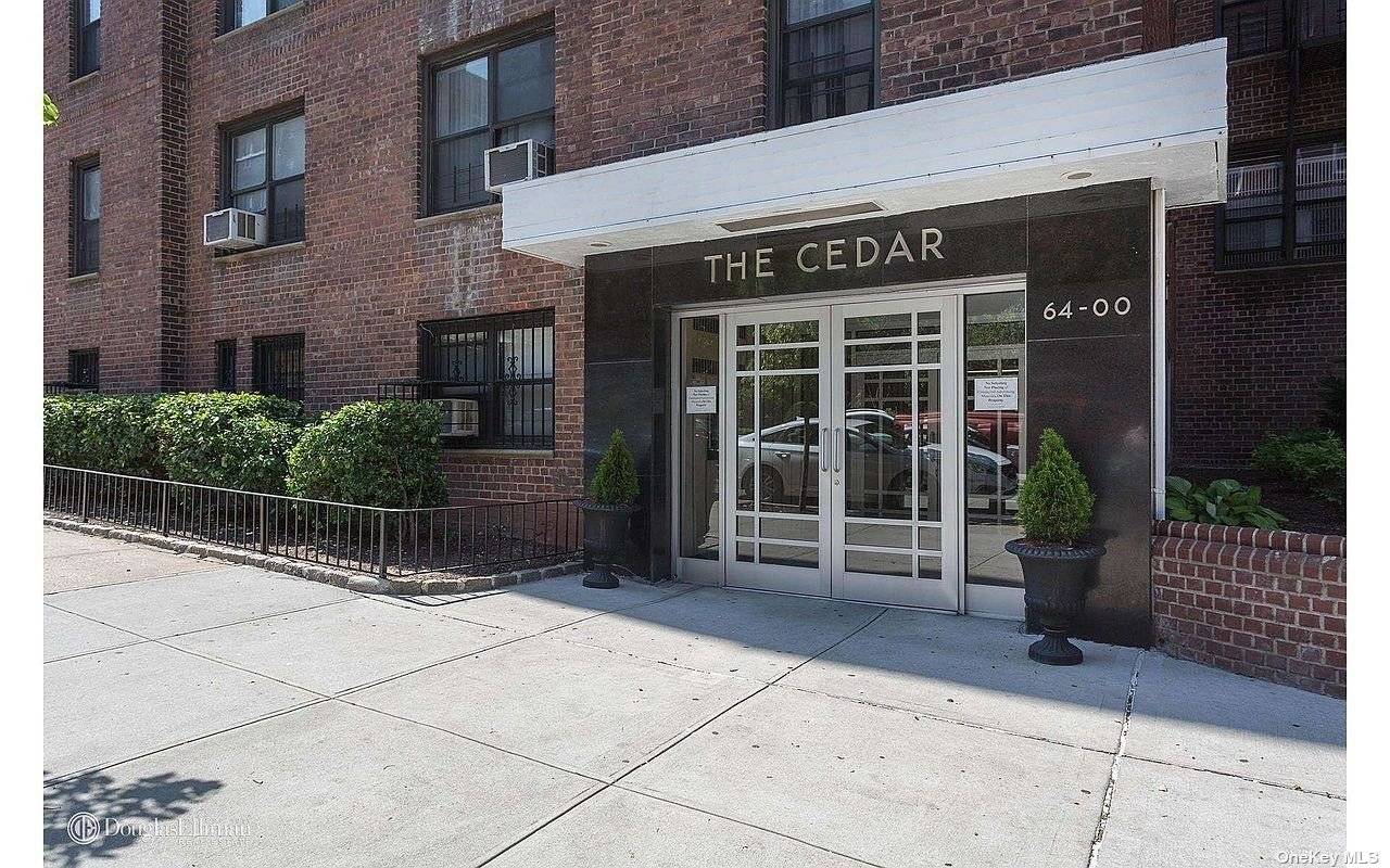 Completely renovated junior 4 treasure, covering more than 950 square feet in a pre War co op building.