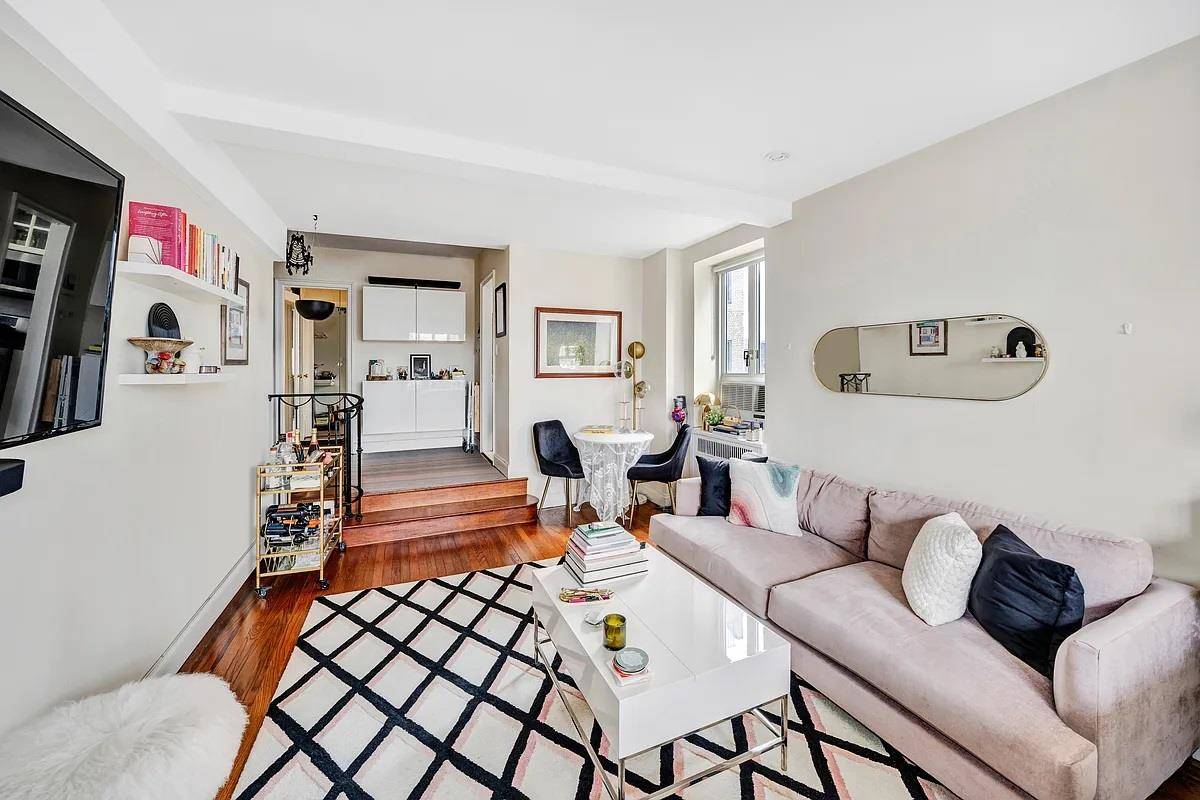 Sun Flooded Corner Unit with Open City Views !