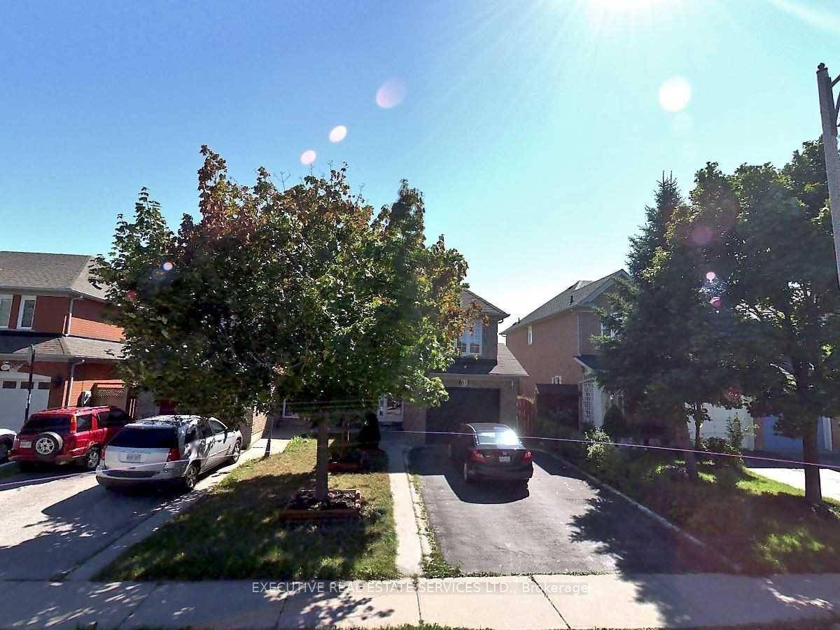 This beautifully maintained 3 bedroom semi detached home is ideally situated near Bramalea and Sandalwood.