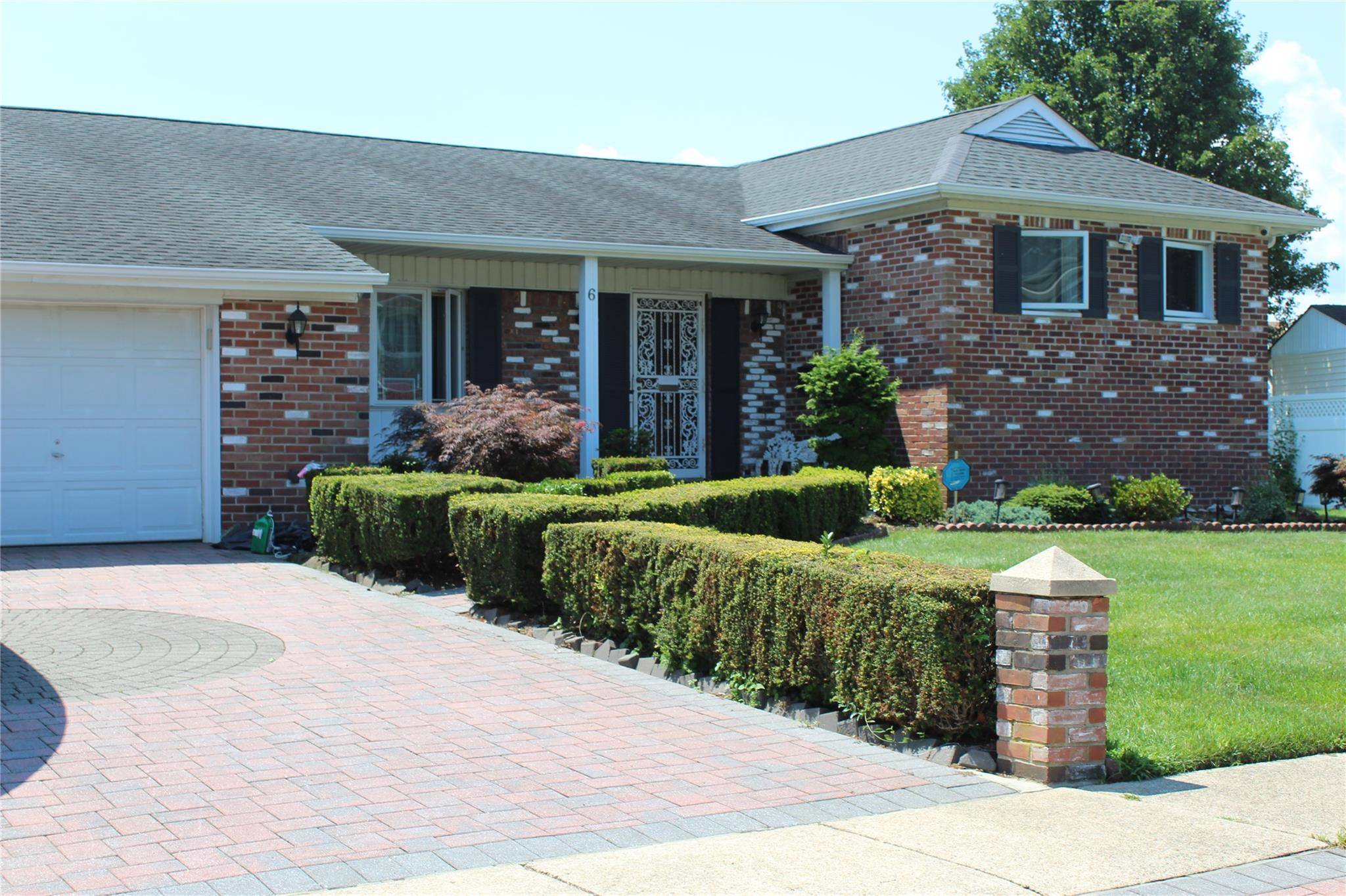 Sprawling split in Jefferson Estates with great curb appeal.