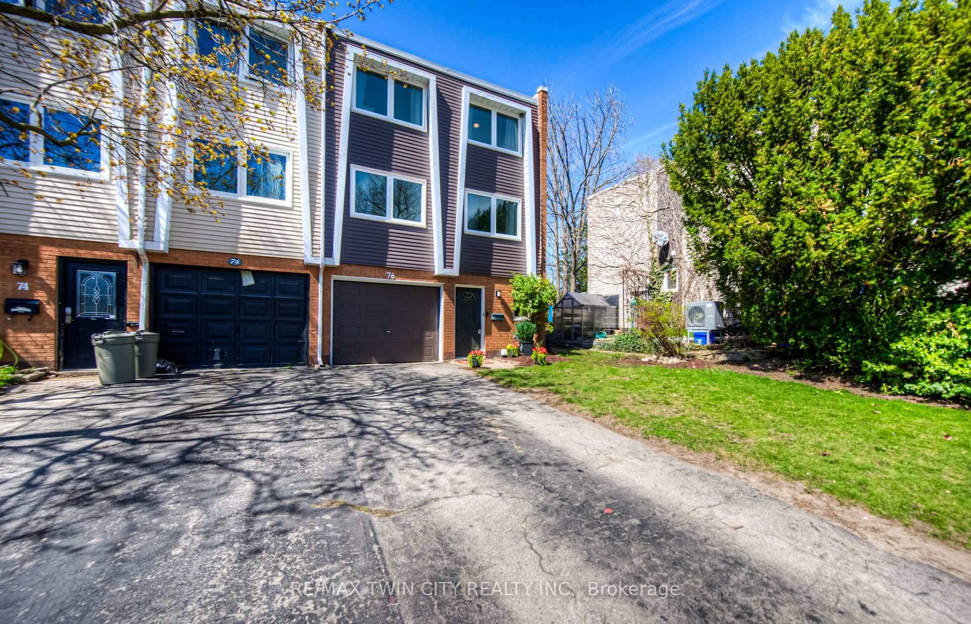 OFFERS ANYTIME ! STANDOUT FREEHOLD END UNIT TOWNHOUSE perfectly situated on a peaceful court in a vibrant, family friendly neighbourhood !