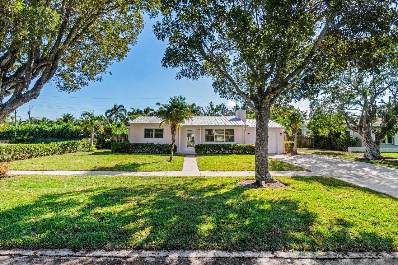 Charming 3 bedroom, 2 bathroom updated and beautifully furnished home on the 200 block in SoSo.