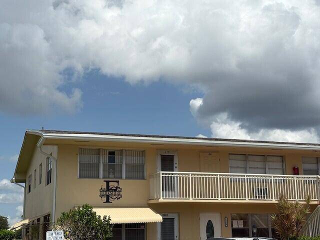55 Community. Clean as a whistle, well maintained 1 bedroom 1 1 2 bath corner unit on the second floor.