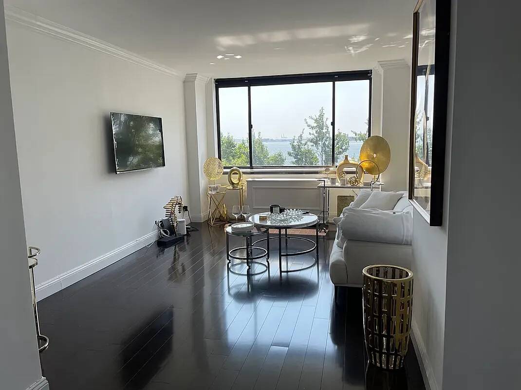 S W facing 1 bedroom with spectacular Hudson River, Liberty of Statues, and Park views.