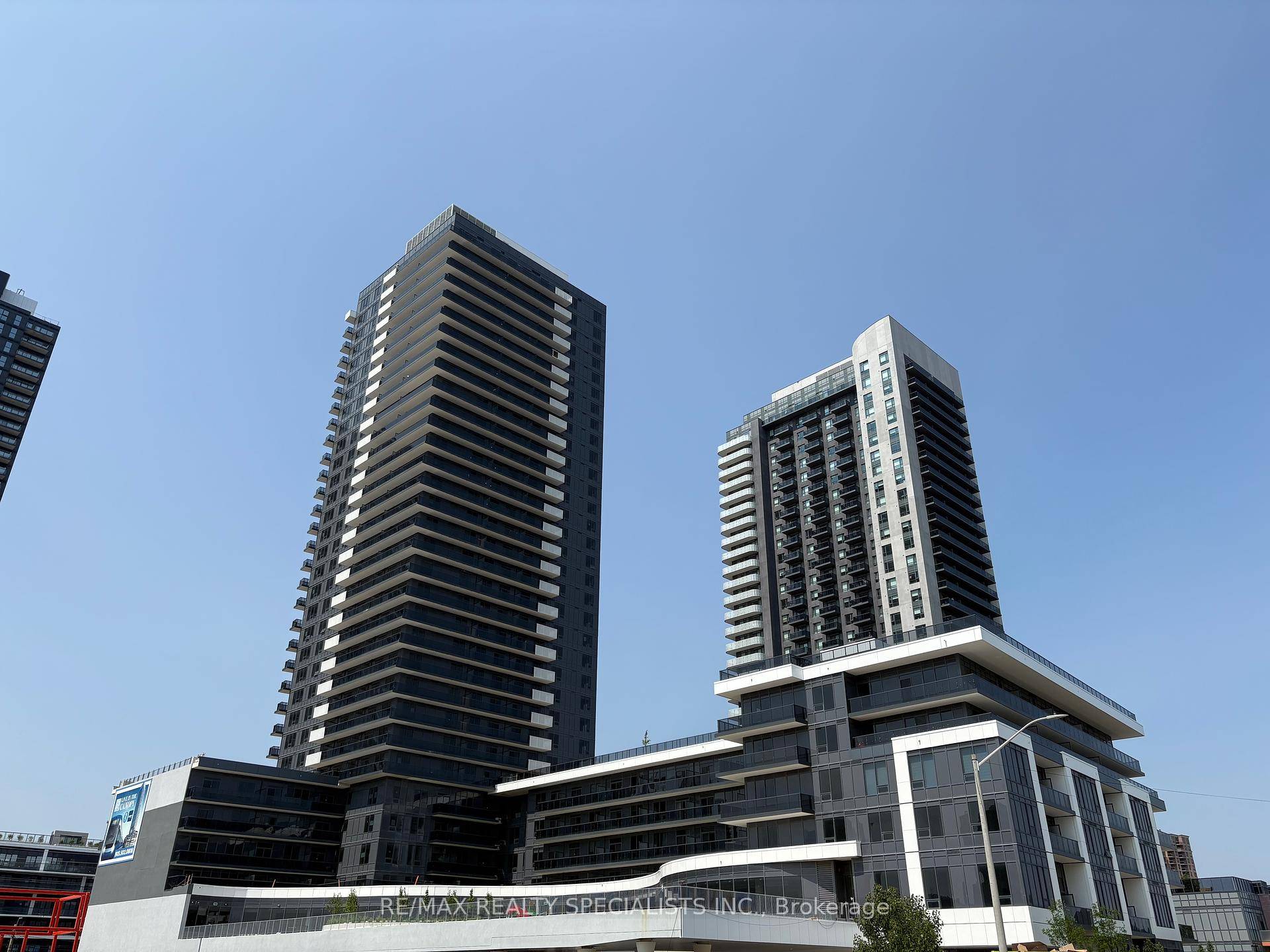 Beautiful 1 Bedroom Plus Den In Sought After Neighborhood !