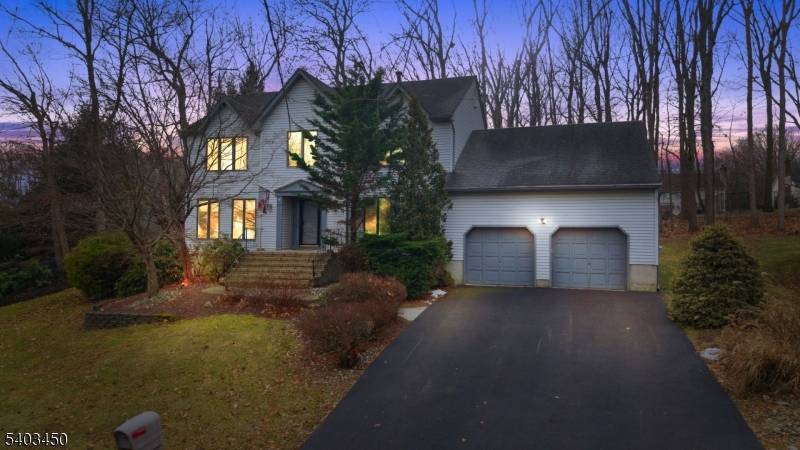 Let's welcome this colonial beauty.