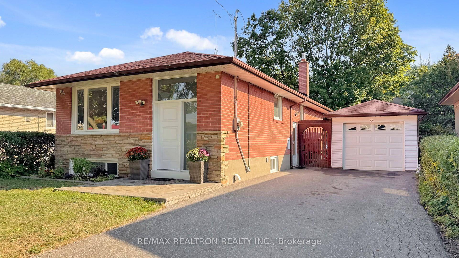 Great Eglinton East location, Ideally located just steps from schools, shopping, hospital, transit, New Subway line being construction.